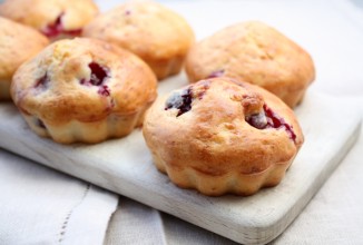 Творожные маффины с вишней