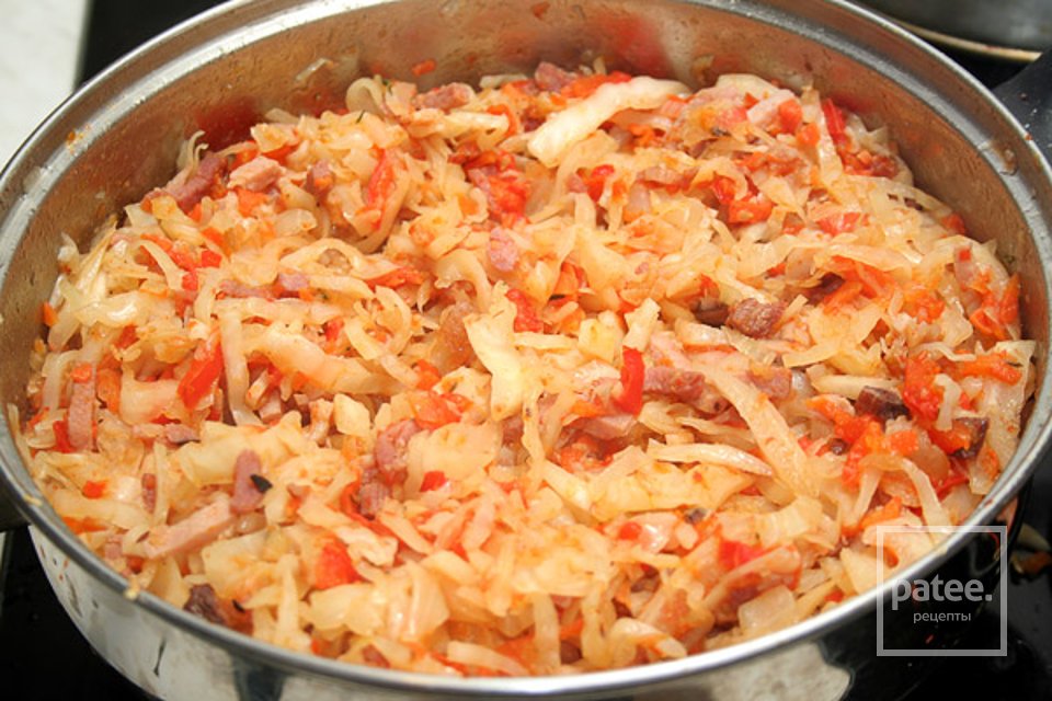 Тушеная капуста с копченостями - Шаг 10