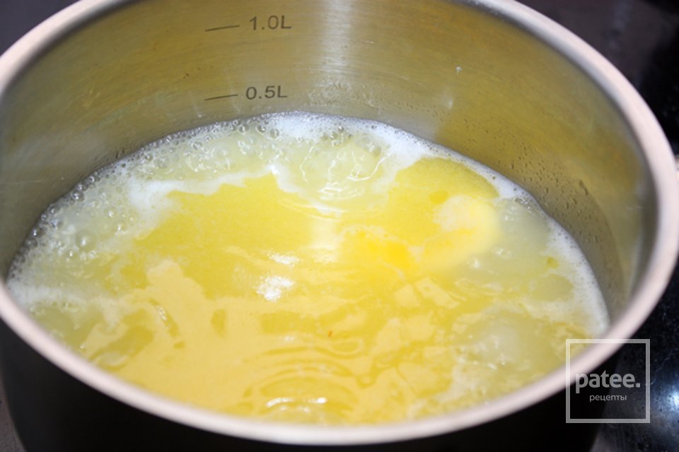 Кипящий сахар. Масло в кастрюле. Растопленное сливочное масло. Сливочное масло в кастрюле. Молоко и сахар довести до кипения.