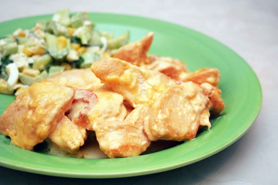 Куриное филе в сливочном соусе на сковороде. Грудка в сливках на сковороде с сыром. Курица со сливками на сковороде. Макароны с курицей в сметанном соусе. Филе курицы в сметанном соусе.