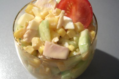 Рецепт Куриный салат с огурцами и манго