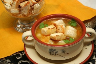 Гороховый суп с копченостями и гренками