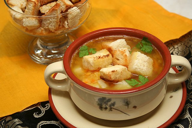 Гороховый суп с копченостями и гренками