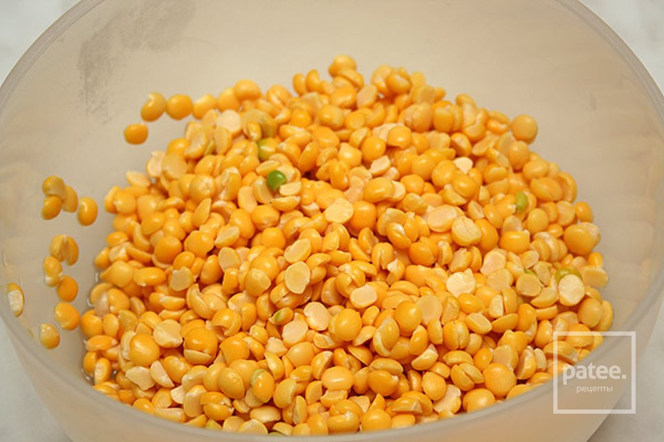 Гороховый суп с копченостями и гренками - Шаг 1