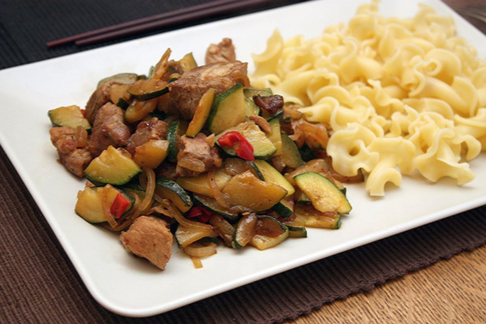 Свинина терияки рецепт на сковороде. Свинина с кабачками. Говядина с болгарским перцем луком. Блюдо с колбасками. Гарнир к стейку.