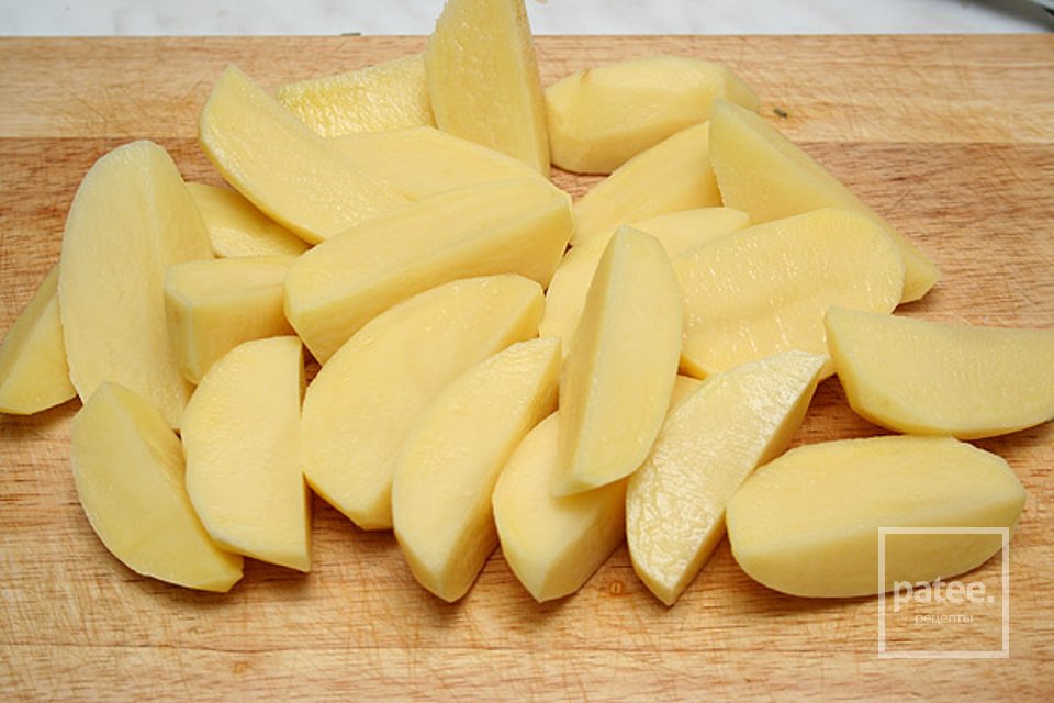 Нарезка ломтиками картофель. Картофель нарезанный ломтиками. Нарезка картофеля дольками. Картофель нарезанный дольками. Форма нарезки картофеля дольки.
