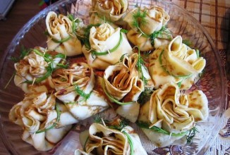 Блинные мешочки с жюльеном из красной рыбы