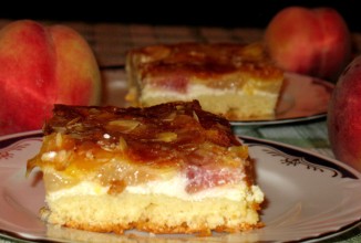 Пирог с творогом и свежими персиками