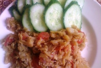 Тушенная капуста с помидорами