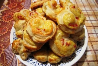 Слоеные сердечки с сыром