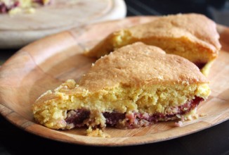 Кукурузный пирог со сливой