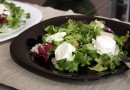 Зеленый салат с козьим сыром