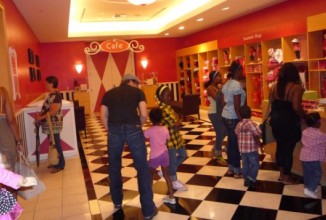 Брэда Питта засняли в детском магазине