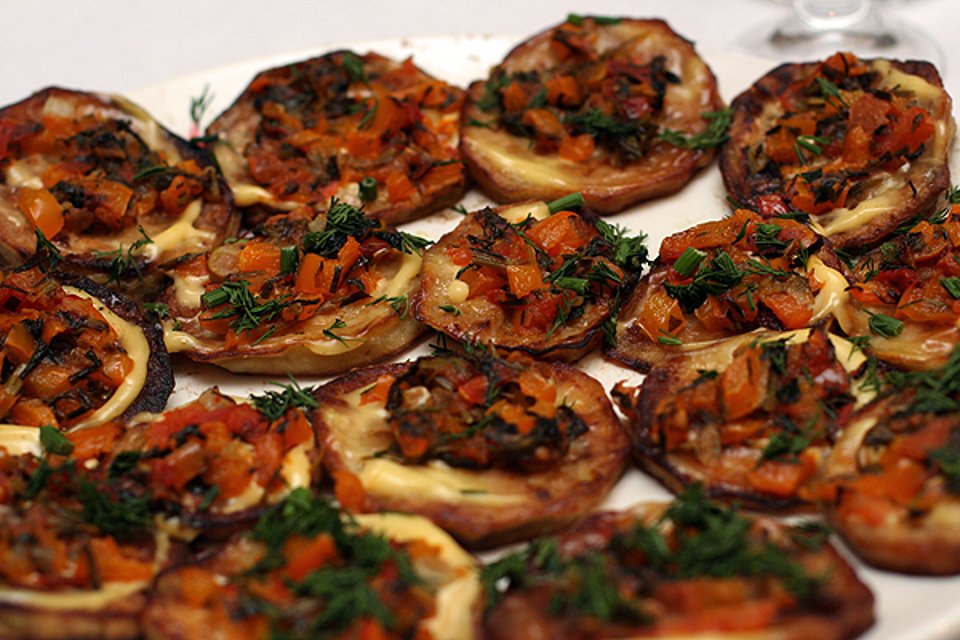 баклажаны по гречески. баклажан биштак. синенькие баклажаны фаршированные овощами. баклажаны, нарезанные кружками, с овощным фаршем в томатном соусе. греческая кухня баклажаны.