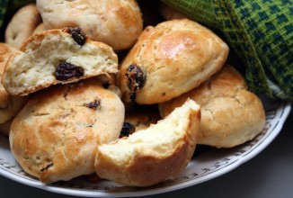 Булочки с изюмом