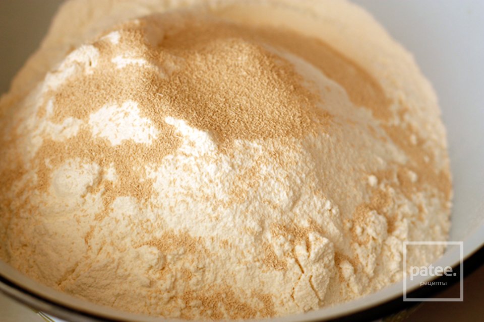 Фокачча с сыром и базиликом - Шаг 1