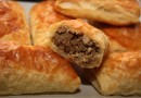 Слоеные пирожки с мясом