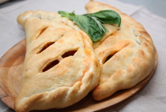 Закрытая пицца кальцоне с овощами