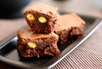 Шоколадные пирожные с фисташками