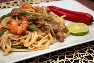 Рисовая лапша с мясом и креветками