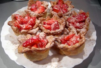 Клубничные корзинки со сливочным желе