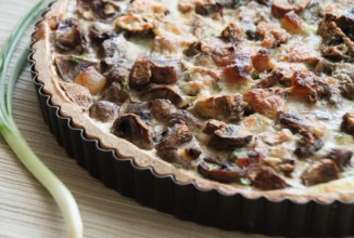 Киш с шампиньонами и салом