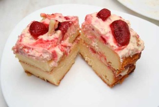 Творожный торт с клубникой