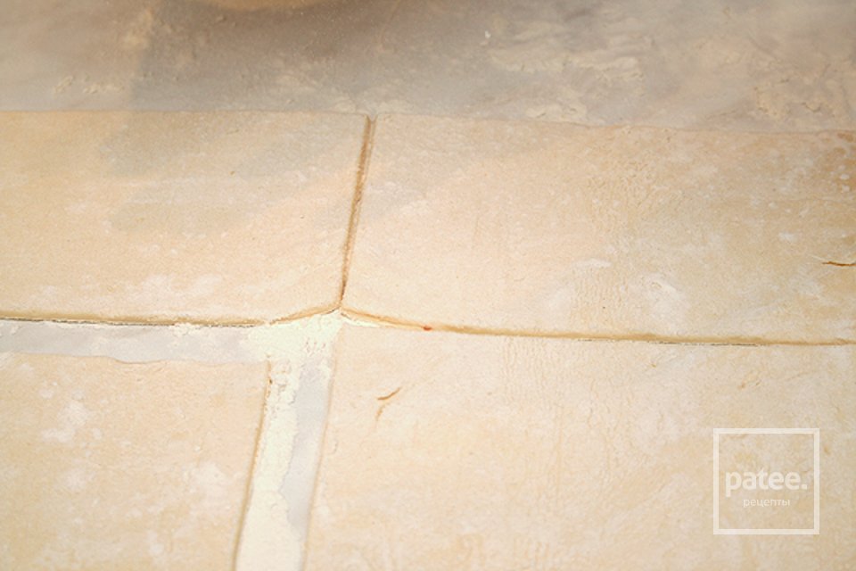 Слоеные пирожки с курицей и сыром - Шаг 6