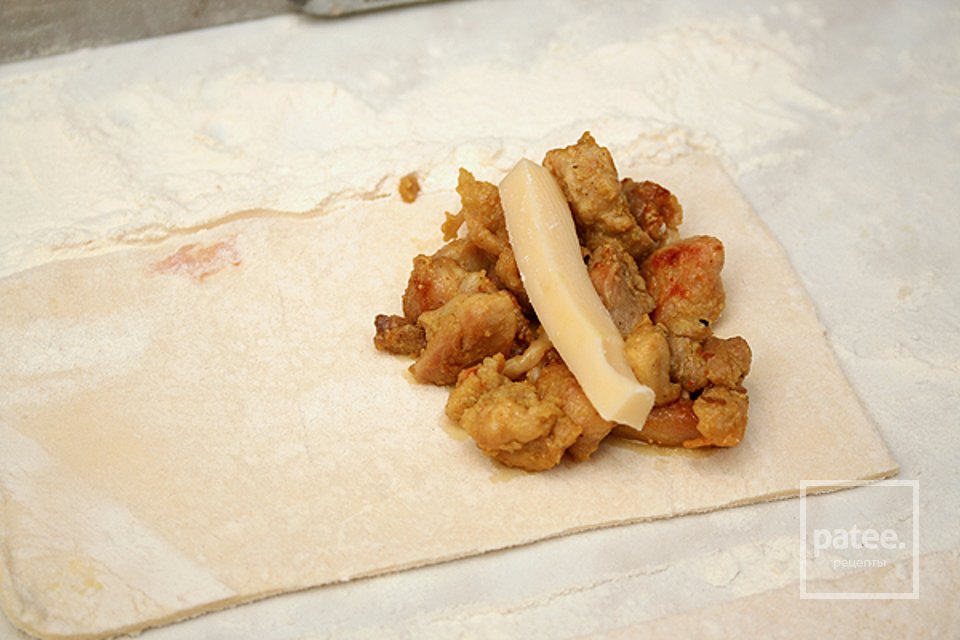 Слоеные пирожки с курицей и сыром - Шаг 7