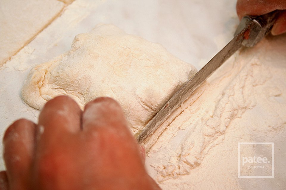 Слоеные пирожки с курицей и сыром - Шаг 8