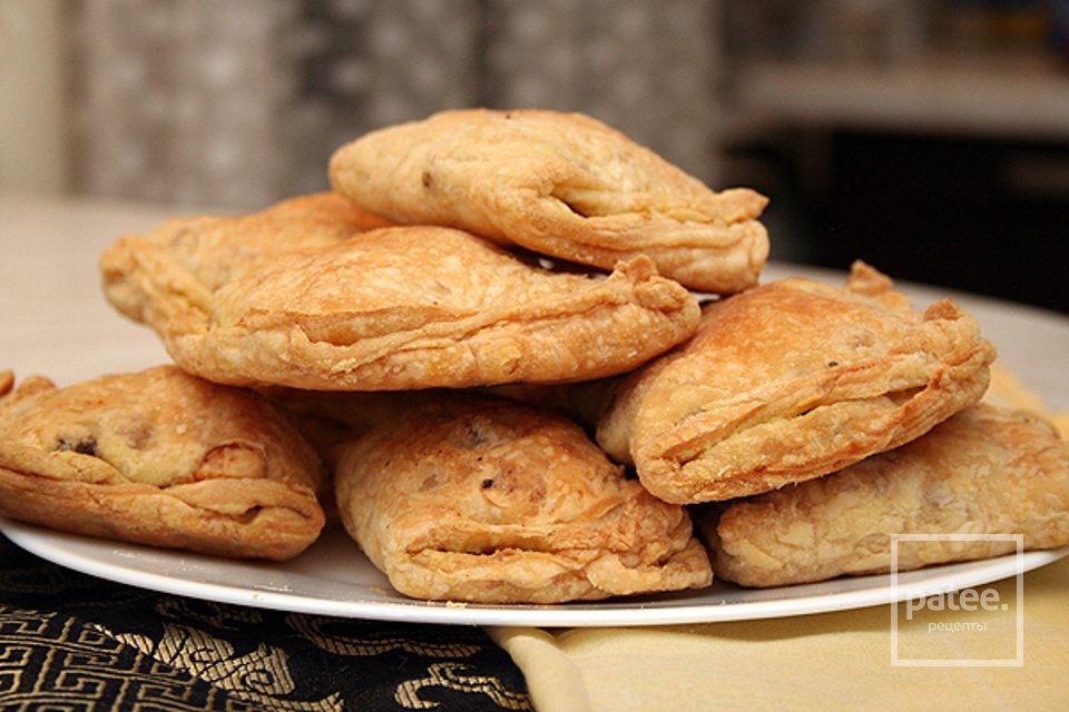 Слоеные пирожки с курицей и сыром - Шаг 9