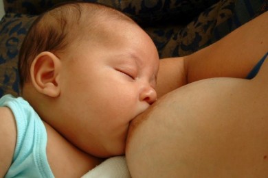 Как восстановить форму груди после кормления малыша?