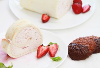 Бисквитный рулет с клубникой