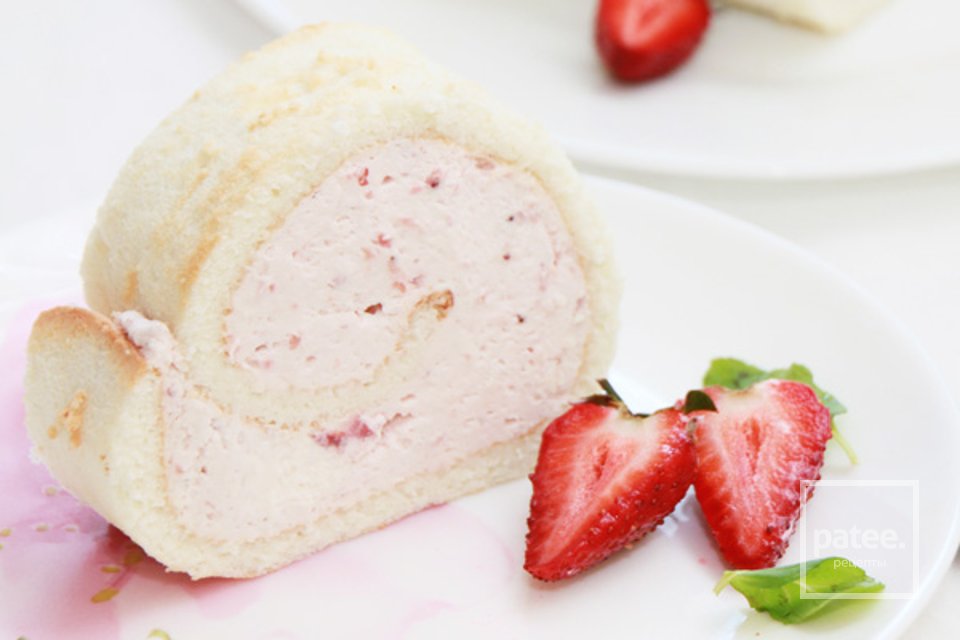 Бисквитный рулет с клубникой - Шаг 6