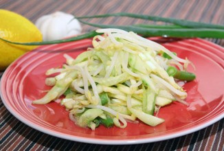 Салат с проростками фасоли маш