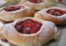 Булочки с клубникой