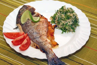 Дорада, фаршированная овощами