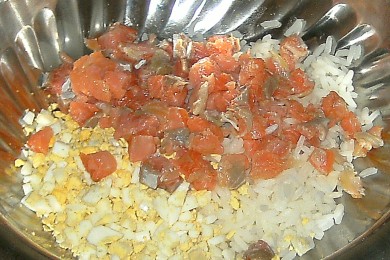 Яичный рулет с рисом и рыбой - приготовление
