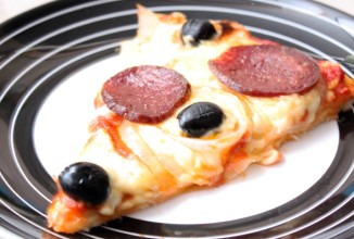 Пицца с колбасой