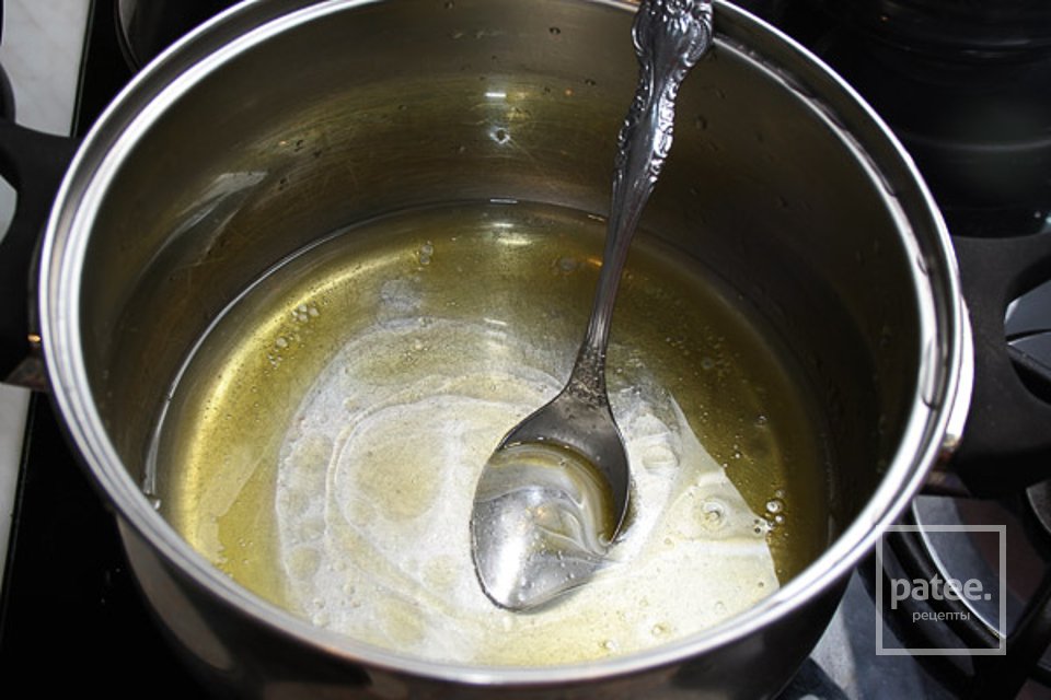 2 ст ложки растительного масла. Масло подсолнечное в кастрюле. Налить воду в кастрюлю. Масло в ложке. Кастрюля с водой.