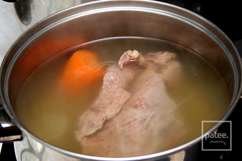 Кипят до готовности. Мясо варится в кастрюле. Варка мяса. Отваривание мяса. Бульон с мясом.