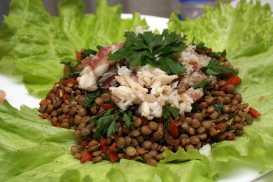 Рецепт Салат из чечевицы с копченой рыбой