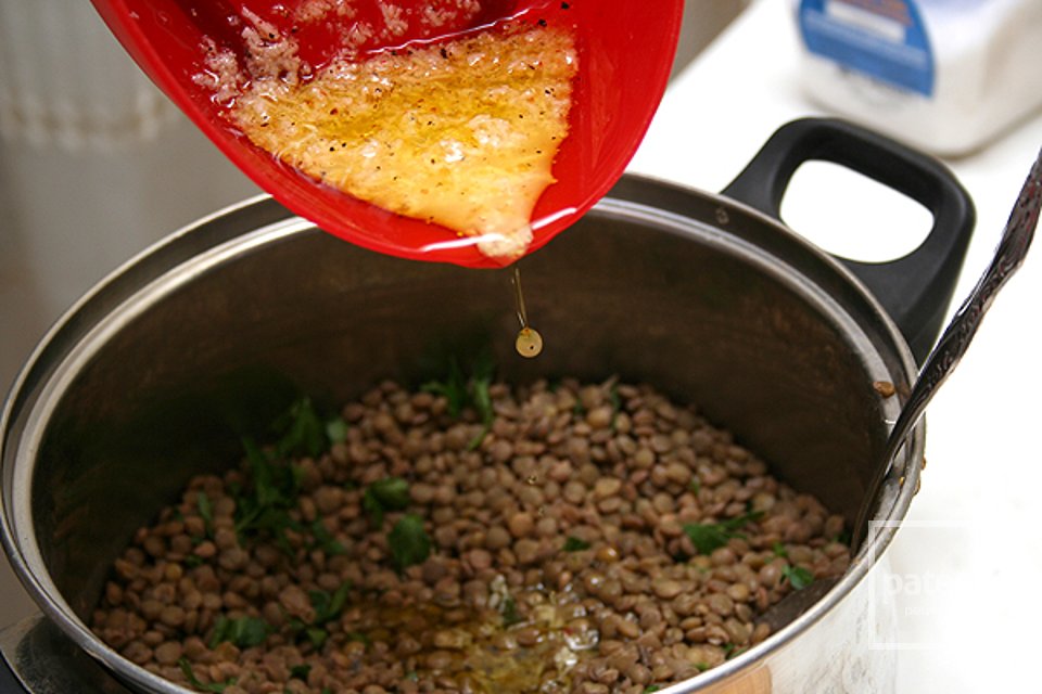 Салат из чечевицы с копченой рыбой - Шаг 7