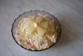 Салат с крабовыми палочками и ананасами