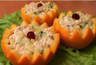 Салат с куриным филе и огурцами в апельсине