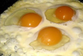 Яичница на сметане