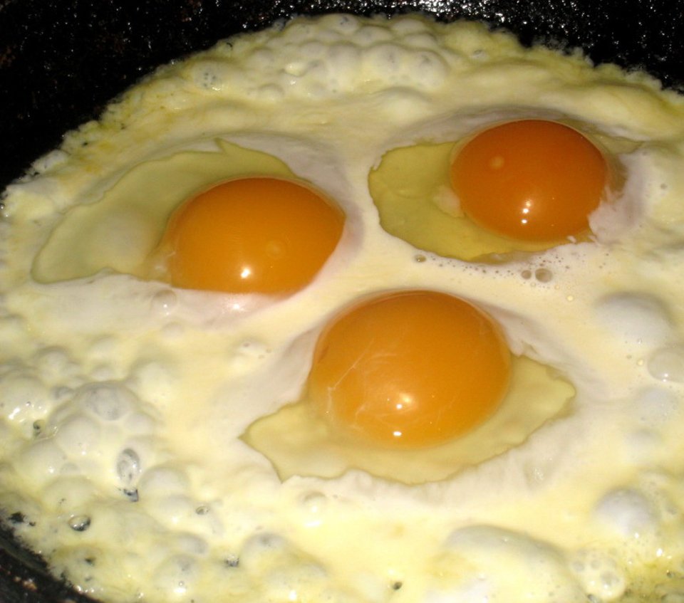Яйца со сметаной на сковороде. Яичница со сметаной. Глазунья со сметаной. Жареное яйцо на сметане. Кабардинская яичница.