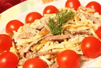 Салат из копченого окорочка и омлета