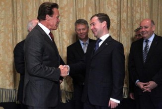 Шварценеггер подружился с Медведевым в Twitter