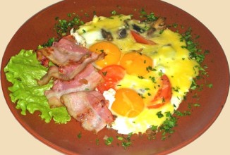 Яичница с ветчиной и помидорами